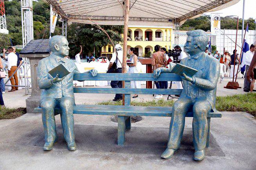Monumento-Escultura en honor a Rubén Darío y Mark Twain